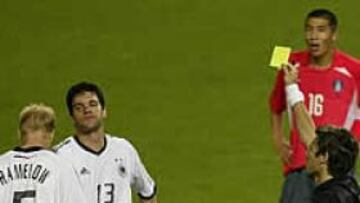 <b>SU PEOR AMARILLA</B>. Ballack vio su segunda amonestación tras cortar una jugada de un atacante coreano al borde del área.