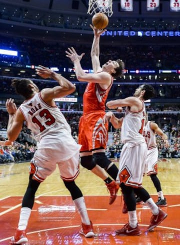 Omer Asik lanza ante Joakim Noah y Kirk Hinrich.