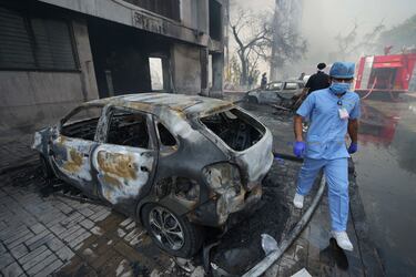 Personas trabajan cerca del lugar donde se estrelló un avión en la ciudad de Ahmedabad.