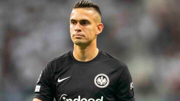 Rafael Santos Borré durante un partido con Eintracht Frankfurt.