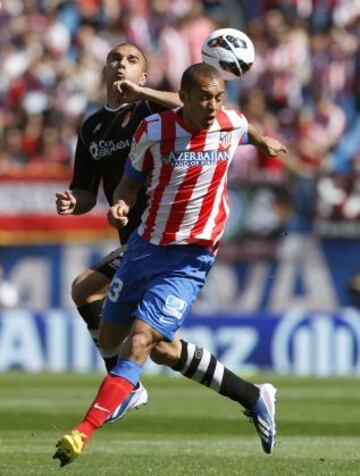 El defensa brasile&ntilde;o del Atl&eacute;tico de Madrid Jo&atilde;o Miranda disputa un bal&oacute;n con el delantero del Granada Carlos Aranda.