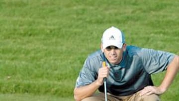 <b>ATENTO. </b>Sergio García estudia un golpe antes de ejecutarlo ayer en Valderrama.