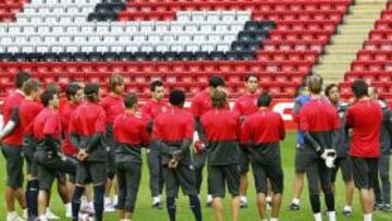 Ujfalusi se entrenó con el grupo, pero no es seguro que juegue