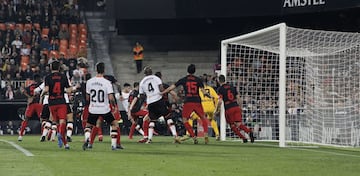 1-1. Gabriel Paulista marcó el gol del empate.
