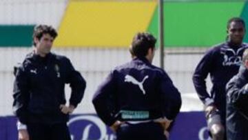 <b>EN UN ENTRENAMIENTO. </b>Clemente dialoga con Barragán, de espaldas, mientras Arzo, a la izquierda  de la foto, hace estiramientos.