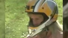 La madre de Travis Pastrana, con casco, preparada para realizar un backflip en FMX.