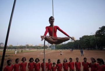 Mallakhamba es un deporte tradicional indio en el que el gimnasta realiza ejercicios, acrobacias, equilibrios... y todo sin bajarse de un poste de madera. 