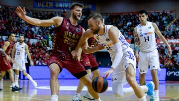 El alero del Real Madrid Nigel Dzanan Musa juega un balón ante Ryan Luther, del UCAM Murcia, durante el partido de la Liga Endesa de baloncesto que disputan este domingo en el Palacio de los Deportes de Murcia.