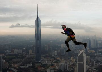 Un saltador parece caminar por el aire en Kuala Lumpur (Malasia) mientras es grabado desde la distancia por un dron. La imagen corresponde al tradicional Salto Internacional de la Torre Kuala Lumpur, un evento anual en el que un buen número de saltadores extremos se lanzan al vacío desde una plataforma abierta de 300 metros de altura. 