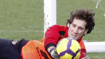 <b>SEGURIDAD. </b>Dani detiene el balón en un entrenamiento.