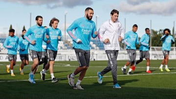 Karim Benzema encabeza con el preparador físico Gregory Dupont el ejercicio de carrera continua en el entrenamiento del Real Madrid.