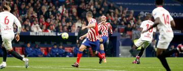 3-1. Antoine Griezman recibe en la frontal del área y de un potente zurdazo supera a Bono, pese a que llega a tocar el balón.