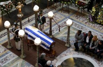 Imagen de la capilla ardiente en el Palacio Legislativo de Montevideo con el féretro de Alcides Ghiggia.