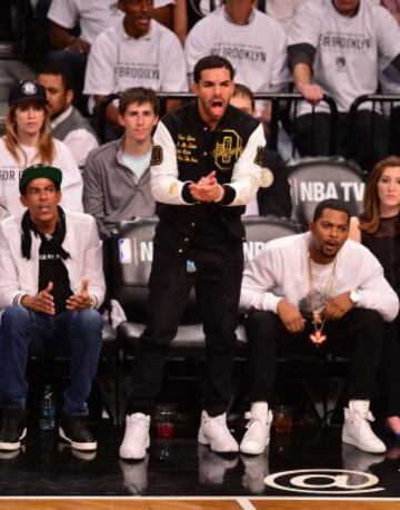 Drake, apoyando a 'sus' Raptors en Brooklyn.