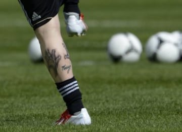 Messi tienes varios tatuajes. Entre ellos, las manos de su hijo Thiago.