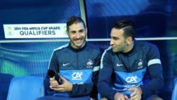 Benzema, junto a Rami en el banquillo.