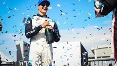 Palou celebra su victoria en Laguna Seca.