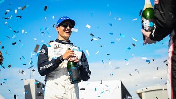 Palou celebra su victoria en Laguna Seca.