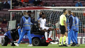 Eteki abandon&oacute; lesionado el partido contra el Barcelona.