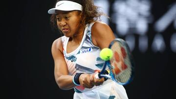 Naomi Osaka devuelve una bola durante su partido anye Coco Gauff en el Open de Australia.