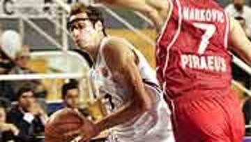 <B>ACERTADO.</B> La defensa y la velocidad de Lucio Angulo brillaron ayer.