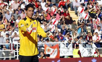 Actual portero desde la temporada 2018/19. Portero salido de la cantera del Atlético de Madrid en la temporada 2011 jugó una temporada en el club de Vallecas. 