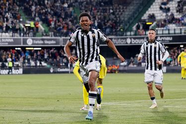 Hace dos semanas se anunció su renovación hasta 2027 y ante el Deportivo celebró la noticia anotando su primer gol con el Castellón en la presente temporada. El central recogió un balón en la frontal y de fuerte disparo, batió a Helton Leite para poner el 2-2.