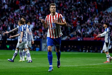 Saque de banda de Giuliano, prolonga Giménez de cabeza y Sorloth finaliza de primeras antes de que bote en el césped el balón