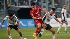 El jugador de Colo Colo Vicente Pizarro, derecha, disputa el balón con Matías Moya de Ñublense durante el partido de vuelta de los octavos de final de la Copa Chile.
Santiago, Chile.