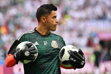 Caso similar al de Corona. Al ser el tercer portero, sus oportunidades son mínimas para ver acción.