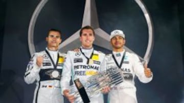 Dani Juncadella (en el centro) junto a Werhlein y Hamilton tras ganar el &#039;Stars &amp; Cars de Mercedes.