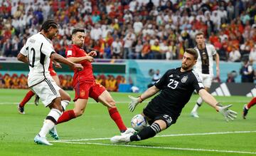 Jordi Alba observa como Unai Simón se anticipa a Serge Gnabry y evita el primer tanto de Alemania.