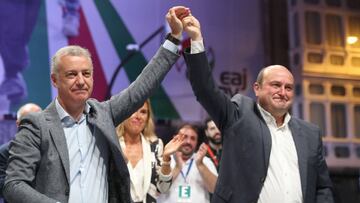 El lehendakari y candidato a la reelección, Iñigo Urkullu, junto al presidente del PNV Andoni Ortuzar, celebran la victoria del Partido Nacionalista Vasvo en las elecciones.