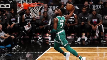 Jaylen Brown se cuelga del aro en un partido con los Celtics en Brooklyn ante los Nets.