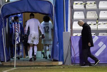 El primer emparejamiento de la Copa une los destinos del Real Madrid y del Alcoyano. Lo que debería ser una clara victoria de los blancos se convierte en un 'Alcoyanazo': los locales remontan un gol inicial de Militao primero en el tramo final del encuentro, forzando una prórroga, para culminar su hazaña al eliminar a los blancos a falta de cinco minutos para la conclusión del tiempo extra. Las críticas arrecian…