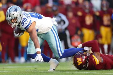 LANDOVER, MARYLAND - NOVEMBER 24: Brevyn Spann-Ford #89 of the Dallas Cowboys runs with the ball during the second half against the Washington Commanders at Northwest Stadium on November 24, 2024 in Landover, Maryland.   Patrick Smith/Getty Images/AFP (Photo by Patrick Smith / GETTY IMAGES NORTH AMERICA / Getty Images via AFP)