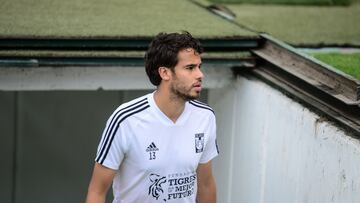 Diego Reyes antes de un calentamiento con los Tigres de la UANL.