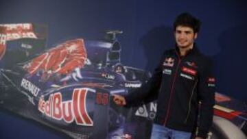 Sainz en la presentaci&oacute;n como piloto de Toro Rosso.