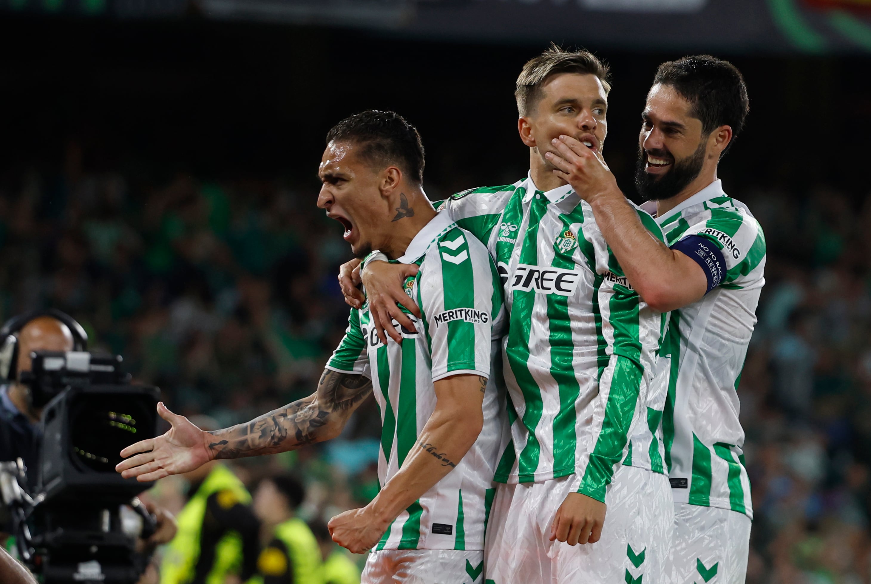 El Betis sonre a medias