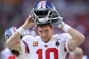 Eli Manning podrá ser muchas cosas: Dos veces campeón, la pesadilla de Tom Brady, el hermano menor de Peyton, material para memes. Pero no es alguien que se rinda. Es un tipo testarudo, sano y respetado a lo largo y ancho de la liga. Fue así como logró una racha de 210 inicios de manera consecutiva, la segunda racha más larga en la historia para un quarterback. Los Giants en medio de una decepcionante temporada y urgidos por ponerle fin a su miseria, pusieron fin a la racha de Manning en un movimiento caprichoso para “probar” lo que tenían en Geno Smith. El chistecito les costó el empleo al coach Ben McAdoo y al gerente Jerry Reese, quienes de todas maneras hubieran quedado desempleados al término de la temporada. Que un tipo como McAdoo te corte una racha histórica debe doler más que cualquier golpe que Manning haya recibido en el campo.