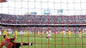 <b>PENALTI. </b>Baptista engañó a Reina en la pena máxima. Era el 2-0.