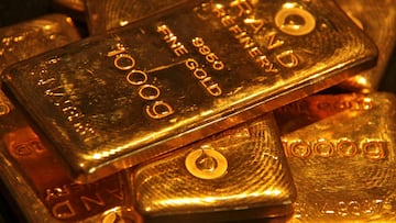 FILE PHOTO: Gold bars are displayed at a gold jewellery shop in the northern Indian city of Chandigarh May 8, 2012. REUTERS/Ajay Verma//File Photo