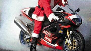 Quemando rueda. Papá Noel ha cambiado este año el tradicional trineo tirado por renos por una Aprilia RSV Mille R.