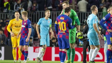 Messi saluda a Kolar tras el pitido final del Barça-Slavia del martes.