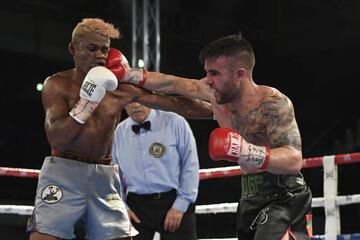 Nicolás González golpea a Jaider Parra durante su combate por el Internacional WBA del superligero.