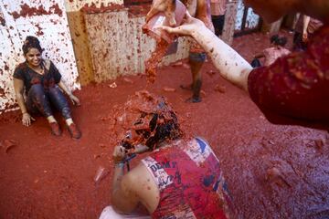 Buñol se tiñe de rojo con su tradicional 'Tomatina'