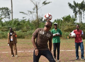 Didier Drogba inauguró una escuela que lleva su nombre en Costa de Marfil. Se espera que el proyecto solidario ayude a que miles de niños de zonas rurales en la comunidad de granjas de cacao reciban una mejor educación.