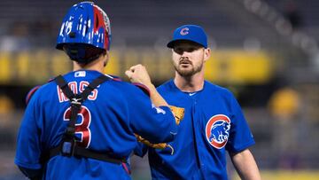 Travis Wood y David Ross celebran la victoria de su equipo en el primer duelo divisional.