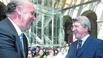 <b>SINTONÍA. </b>Cerezo saludó ayer cordialmente al seleccionador de España, Vicente del Bosque.