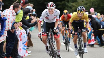 El ciclista del UAE Emirates Tadej Pogacar ataca ante Primoz Roglic en la subida al Marie Blanque en el Tour de Francia 2020.
